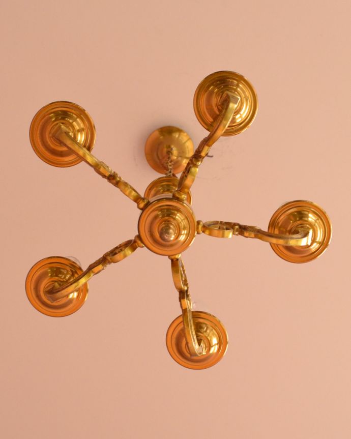 シャンデリア　照明・ライティング　高級感溢れる真鍮製シャンデリア、フランスで見つけたアンティーク照明（5灯）（Ｅ17シャンデリア球付）。下から眺めても、華やかで重厚な装飾が魅力です。(k-1712-z)