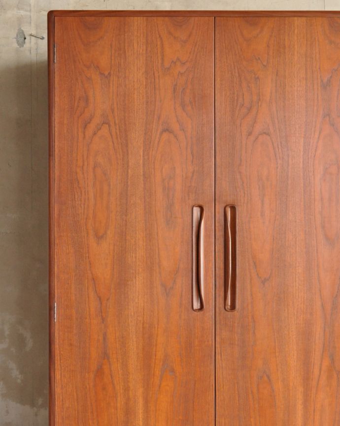 G-PLAN(Gプラン)　アンティーク家具　北欧インテリアにピッタリな、ヴィンテージのワードローブ（２枚扉）。美しい木製の扉。(k-1713-f)
