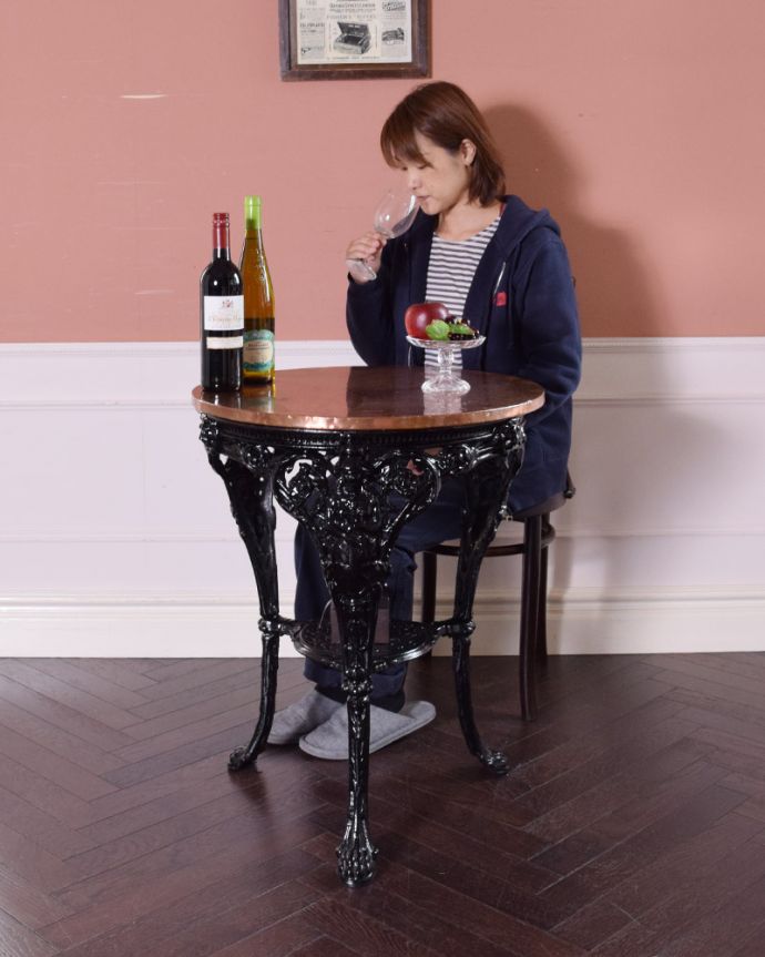 アンティークのテーブル　アンティーク家具　装飾の美しいアイアンの脚×銅の天板がお洒落なアンティークパブテーブル。英国パブの雰囲気たっぷりのテーブルまるで英国のパブでお酒を飲んでいる気分になっちゃうパブテーブル。(k-1714-f)
