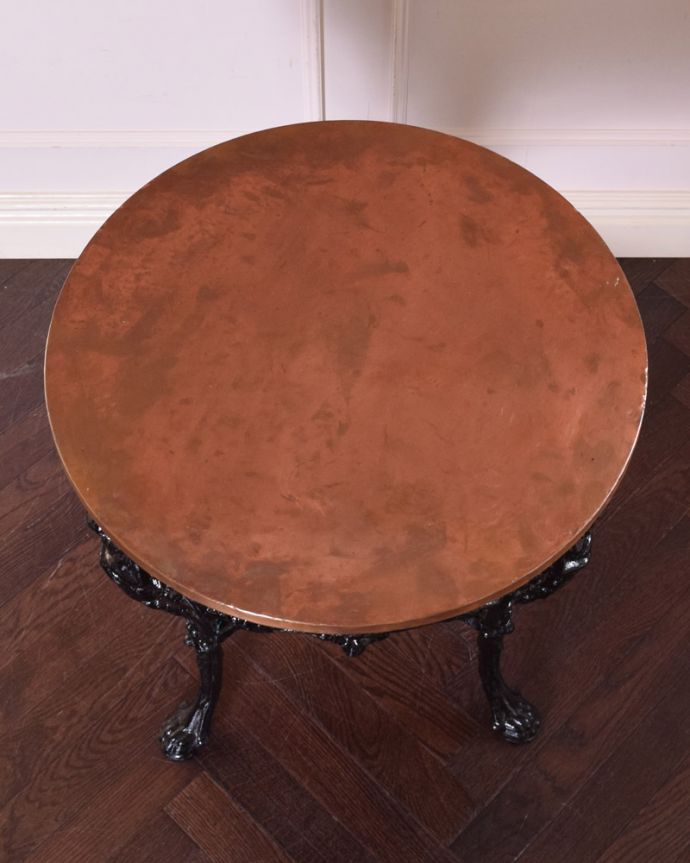 アンティークのテーブル　アンティーク家具　装飾の美しいアイアンの脚×銅の天板がお洒落なアンティークパブテーブル。天板の形を見てみると･･･テーブルの形を上から見ると、こんな感じです。(k-1714-f)