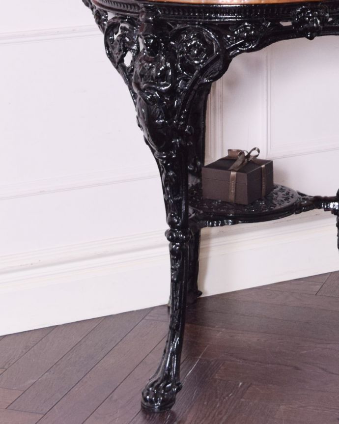 アンティークのテーブル　アンティーク家具　装飾の美しいアイアンの脚×銅の天板がお洒落なアンティークパブテーブル。持ち上げなくても移動できます！Handleのアンティークは、脚の裏にフェルトキーパーをお付けしていますので、床を滑らせてれば移動が簡単です。(k-1714-f)