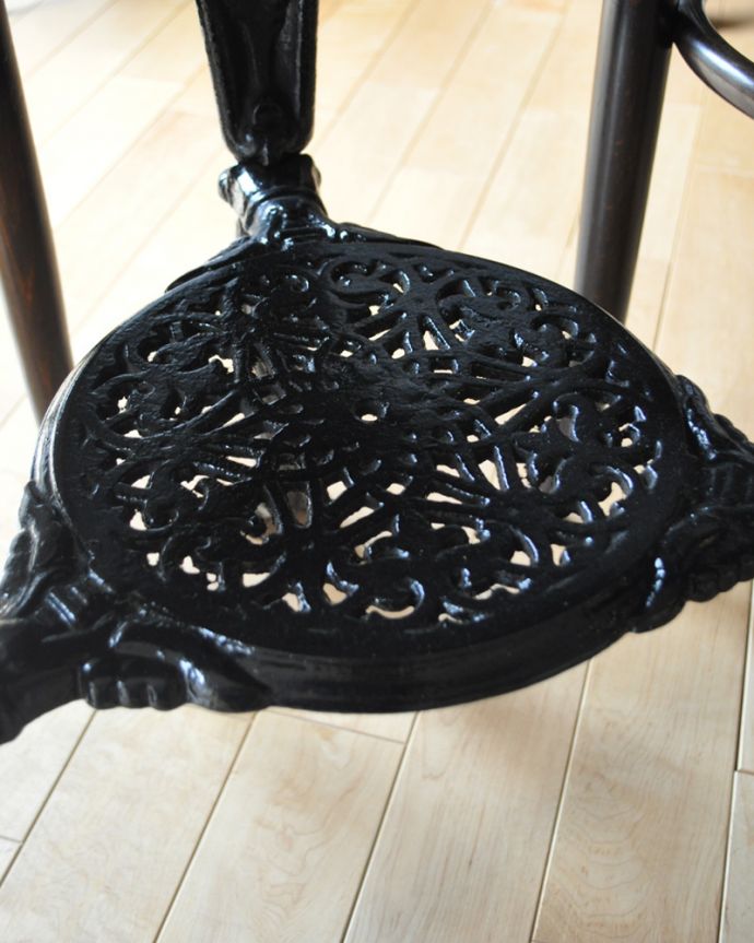 アンティークのテーブル　アンティーク家具　装飾の美しいアイアンの脚×銅の天板がお洒落なアンティークパブテーブル。下にはちょっとした物置があります。(k-1714-f)