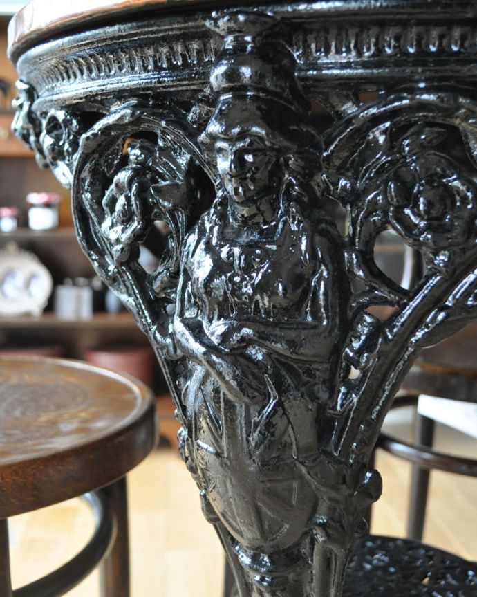 アンティークのテーブル　アンティーク家具　装飾の美しいアイアンの脚×銅の天板がお洒落なアンティークパブテーブル。うっとりする美しさアンティークだから手に入る美しい装飾。(k-1714-f)