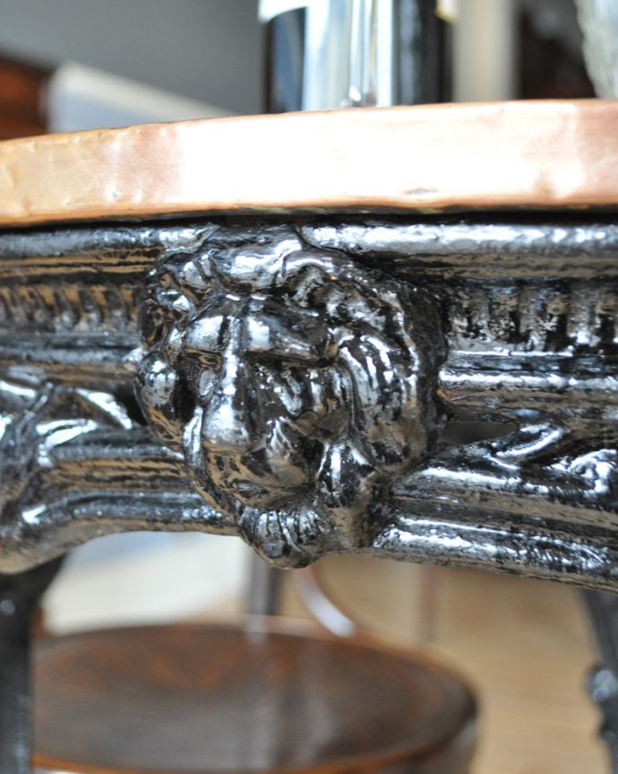 アンティークのテーブル　アンティーク家具　装飾の美しいアイアンの脚×銅の天板がお洒落なアンティークパブテーブル。いろんな場所で見えるこだわり装飾のデザインもいろいろありますが、個人的に美しいと思える女性らしく優雅なものを選んできました。(k-1714-f)