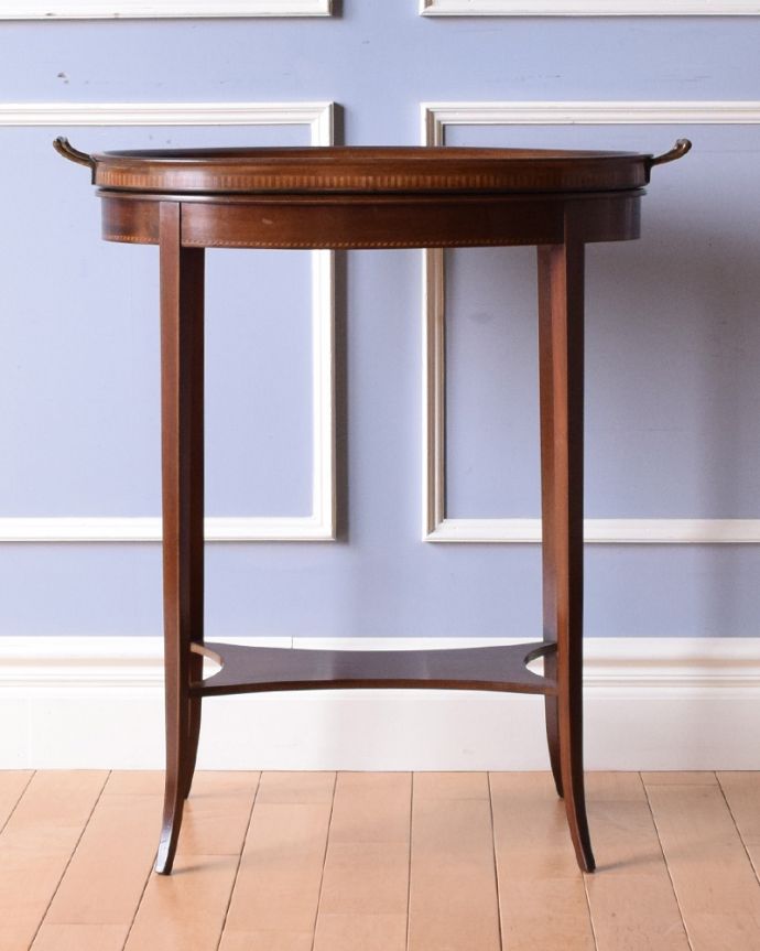 ロイドテーブル　アンティーク家具　さりげない象嵌がポイントの英国輸入家具、棚付きオケージョナルテーブル 。細くて繊細なラインが美しい脚。(k-1715-f)