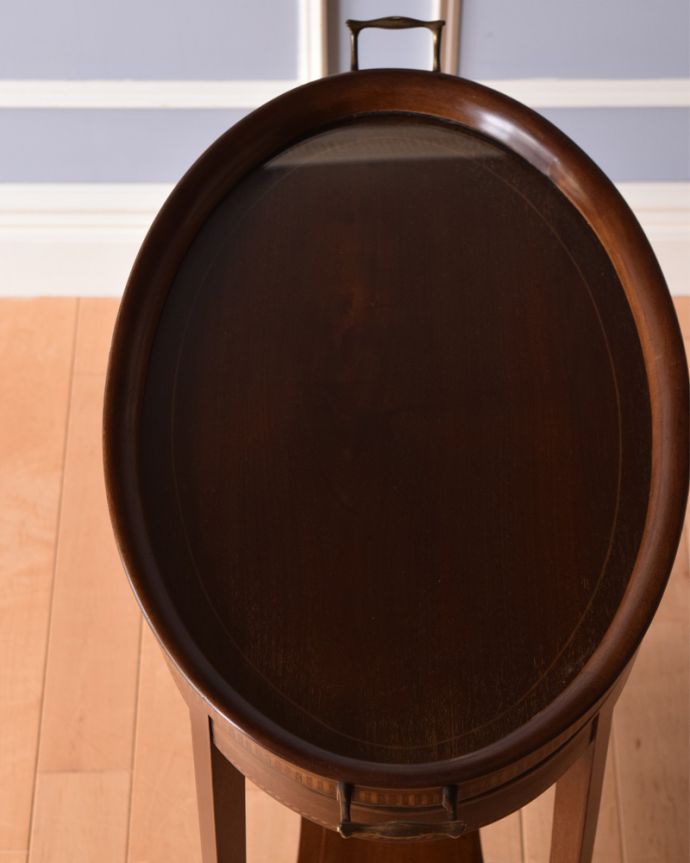 ロイドテーブル　アンティーク家具　さりげない象嵌がポイントの英国輸入家具、棚付きオケージョナルテーブル 。天板です。(k-1715-f)