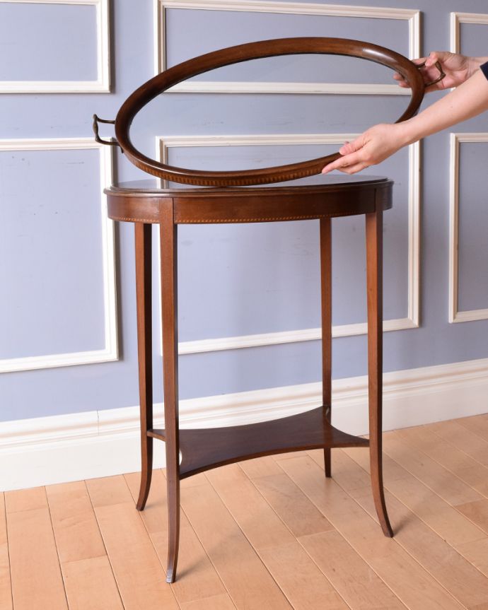 ロイドテーブル　アンティーク家具　さりげない象嵌がポイントの英国輸入家具、棚付きオケージョナルテーブル 。持ち手付きのガラストレーは、取り外す事が可能です。(k-1715-f)