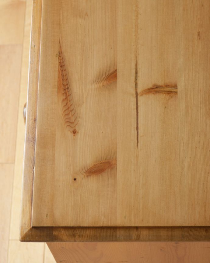 アンティークのチェスト　アンティーク家具　パイン材の４段チェスト、子ども部屋に映えるアンティーク家具。木目の表情がよく出ています。(k-1716-f)