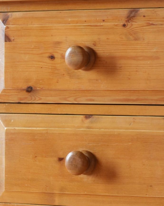 アンティークのチェスト　アンティーク家具　パイン材の４段チェスト、子ども部屋に映えるアンティーク家具。真ん丸な握りやすい取っ手。(k-1716-f)