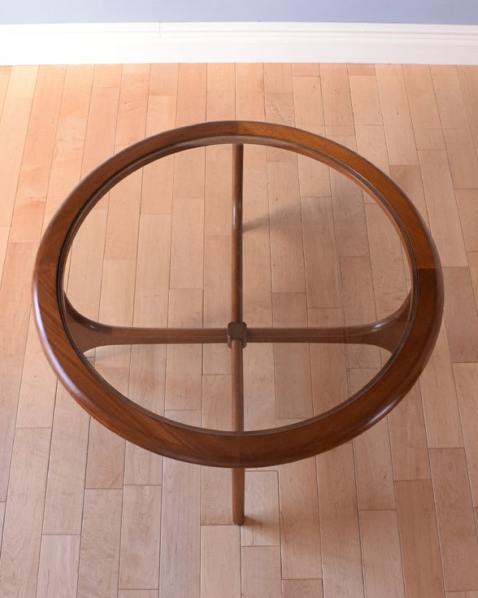 ロイドテーブル　アンティーク家具　ガラス天板のコーヒーテーブル、北欧モダンなヴィンテージ家具。真ん丸な広々とした天板です。(k-1717-f)