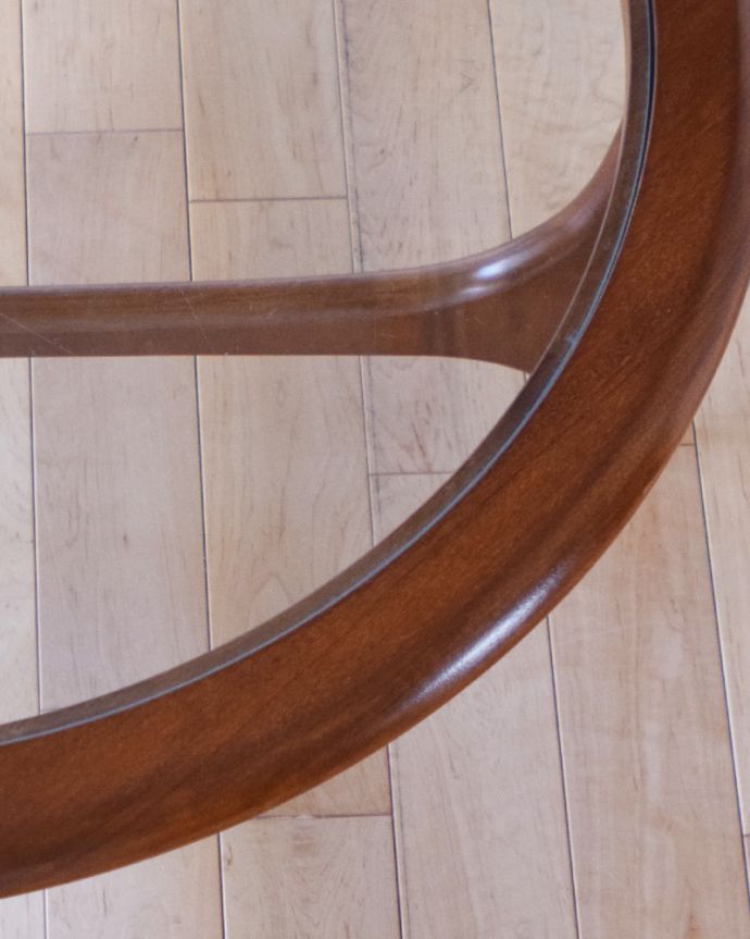 ロイドテーブル　アンティーク家具　ガラス天板のコーヒーテーブル、北欧モダンなヴィンテージ家具。角が丸いので小さなお子様にも安心です。(k-1717-f)