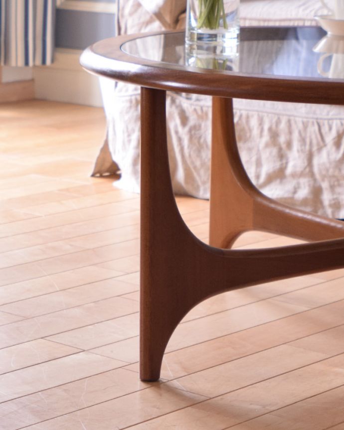 ロイドテーブル　アンティーク家具　ガラス天板のコーヒーテーブル、北欧モダンなヴィンテージ家具。脚はすらっとシンプルなデザインです。(k-1717-f)