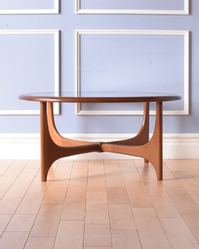ロイドテーブル　アンティーク家具　ガラス天板のコーヒーテーブル、北欧モダンなヴィンテージ家具。アンティークは新品ではないので、もちろん経年変化によるキズはありますが、専門の職人が目立たないようキレイにお直しをしているので、後姿までキレイです。(k-1717-f)