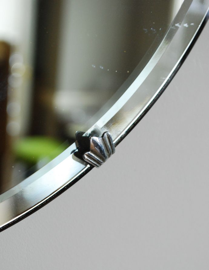 アンティーク カッティングミラー　アンティーク雑貨　イギリスから到着した壁付け鏡、丸いアンティークカッティングミラー。現代のミラーの倍くらいの厚みがあるんです。(k-1717-z)