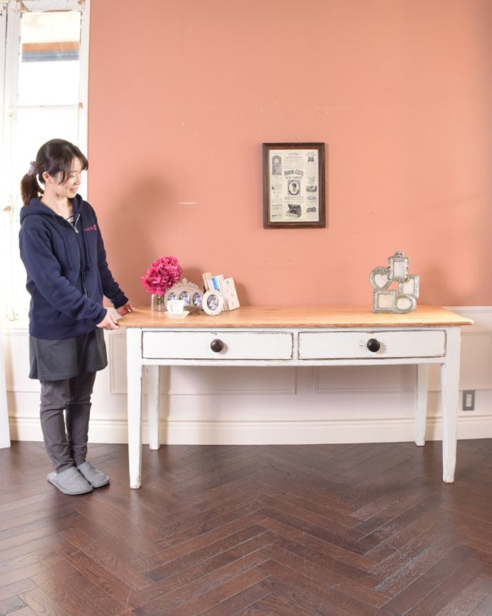 アンティークのテーブル　アンティーク家具　引き出し付きが嬉しいコンソールテーブル、パイン材のアンティーク家具。広々とした横長のテーブル。(k-1718-f)