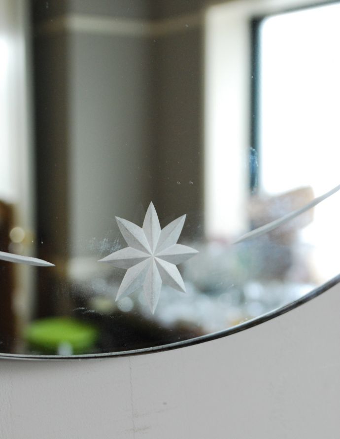 アンティーク カッティングミラー　アンティーク雑貨　英国から到着したアンティーク鏡、お花がデザインされた可愛いカッティングミラー。現代のミラーの倍くらいの厚みがあるんです。(k-1721-z)