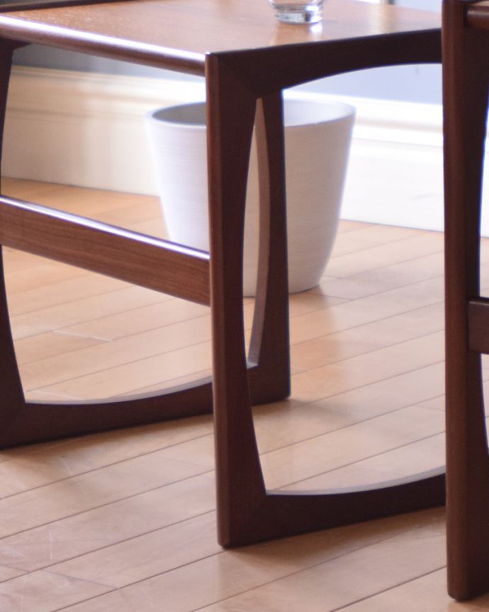 G-PLAN(Gプラン)　アンティーク家具　３台セットの小さなネストテーブル、北欧テイストのヴィンテージ家具。キチンとお直ししてありますので、安定感のある脚です。(k-1722-f)