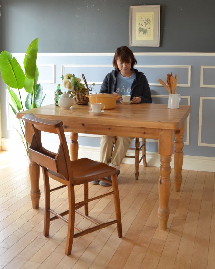 アンティークのテーブル　アンティーク家具　食卓が映えるパインテーブル、カントリースタイルのアンティーク家具。ほっこりとした表情に癒されますオールドパイン材のテーブルは、独特の木目が特長。(k-1728-f)