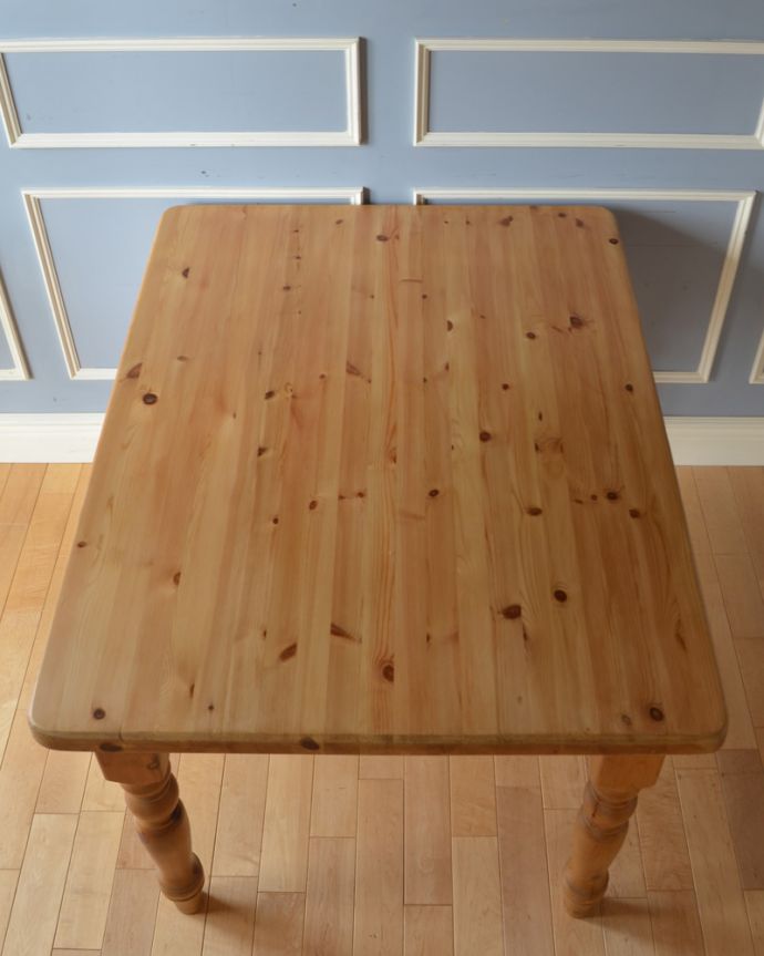 アンティークのテーブル　アンティーク家具　食卓が映えるパインテーブル、カントリースタイルのアンティーク家具。天板はキレイに修復しました。(k-1728-f)