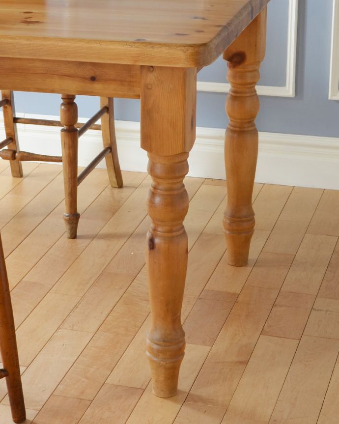 アンティークのテーブル　アンティーク家具　食卓が映えるパインテーブル、カントリースタイルのアンティーク家具。ポコポコっとした可愛らしい脚脚のデザインもぬくもりあるやさしいデザイン。(k-1728-f)