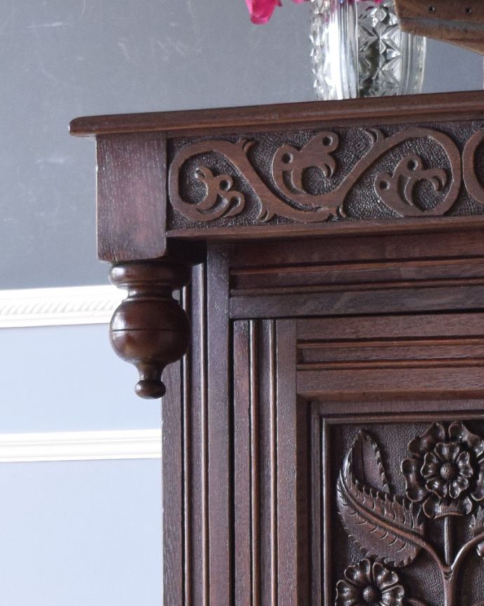 アンティークのキャビネット　アンティーク家具　目を疑う美しさ！華やかなカップボード、フランスのアンティーク家具。トップには、こだわりの装飾があしらわれています。(k-1729-f)