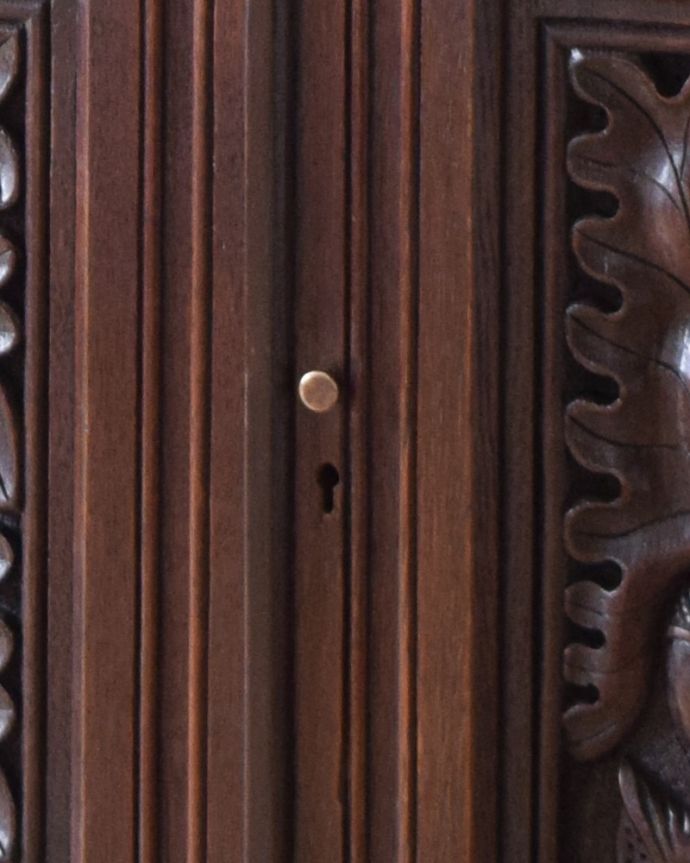 アンティークのキャビネット　アンティーク家具　目を疑う美しさ！華やかなカップボード、フランスのアンティーク家具。下の扉もおそろいの取っ手と鍵穴があります。(k-1729-f)