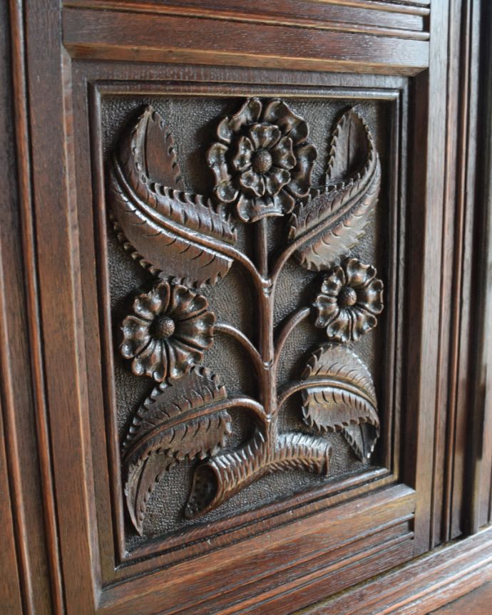 アンティークのキャビネット　アンティーク家具　目を疑う美しさ！華やかなカップボード、フランスのアンティーク家具。上の扉には、お花の彫が施されています。(k-1729-f)