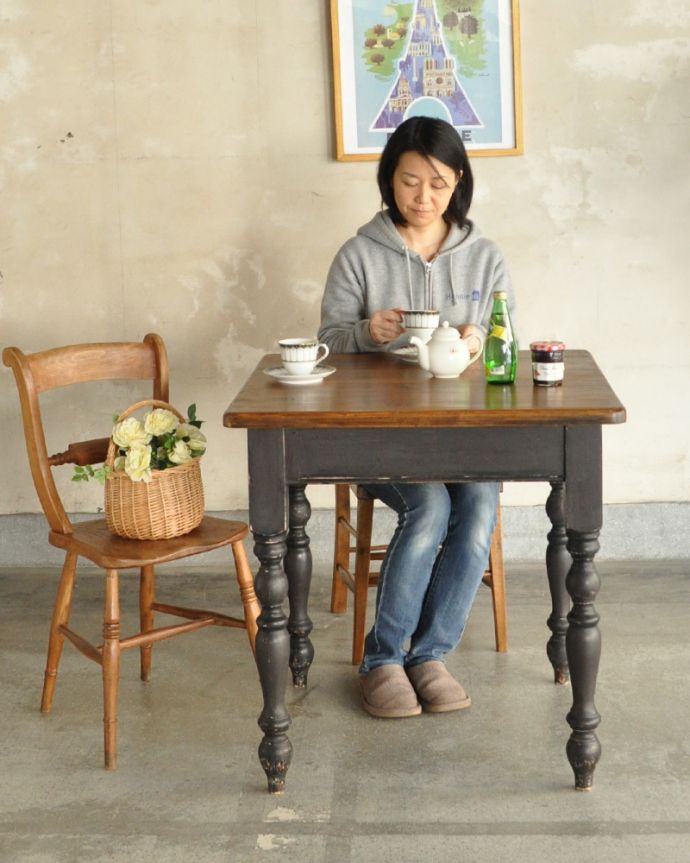 ロイドテーブル　アンティーク家具　可愛らしいパイン材のアンティーク家具、ペイントの２人掛けのダイニングテーブル。２人でお使い頂くとちょうどいいサイズです。(k-1730k-f)