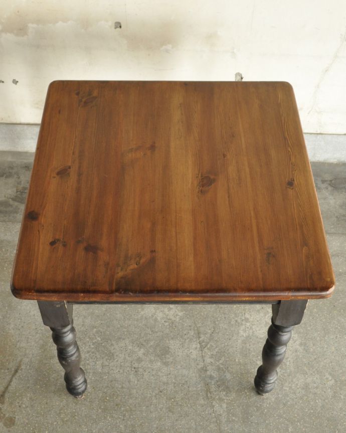 ロイドテーブル　アンティーク家具　可愛らしいパイン材のアンティーク家具、ペイントの２人掛けのダイニングテーブル。パインの木目が可愛いテーブル。(k-1730k-f)