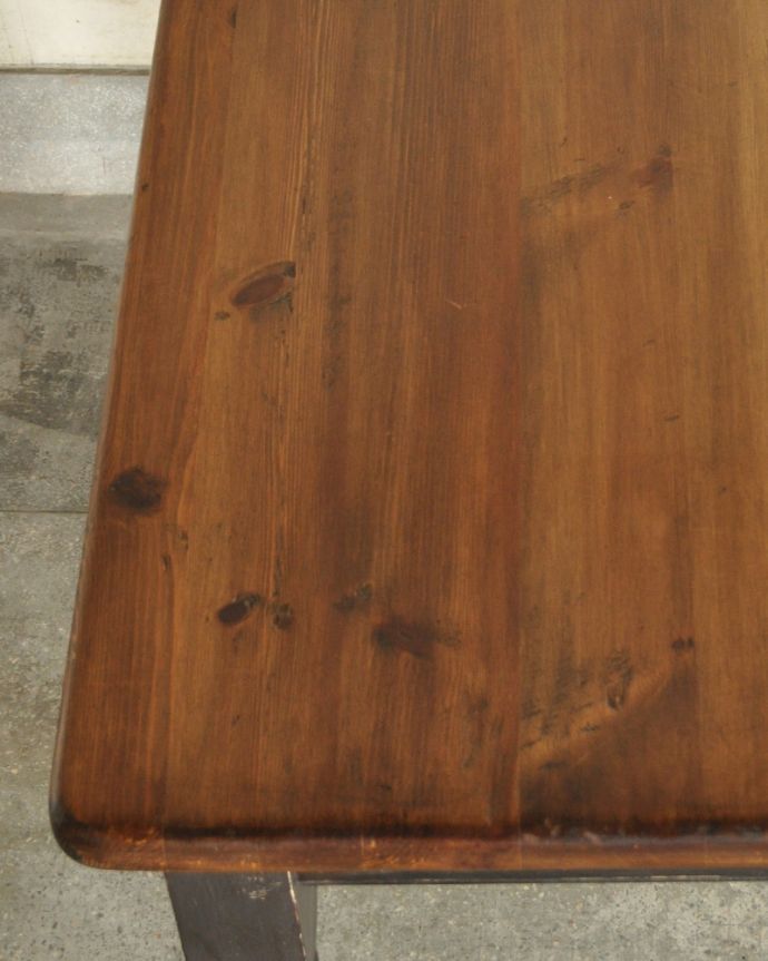 ロイドテーブル　アンティーク家具　可愛らしいパイン材のアンティーク家具、ペイントの２人掛けのダイニングテーブル。パインの風合いがとってもいい感じです。(k-1730k-f)