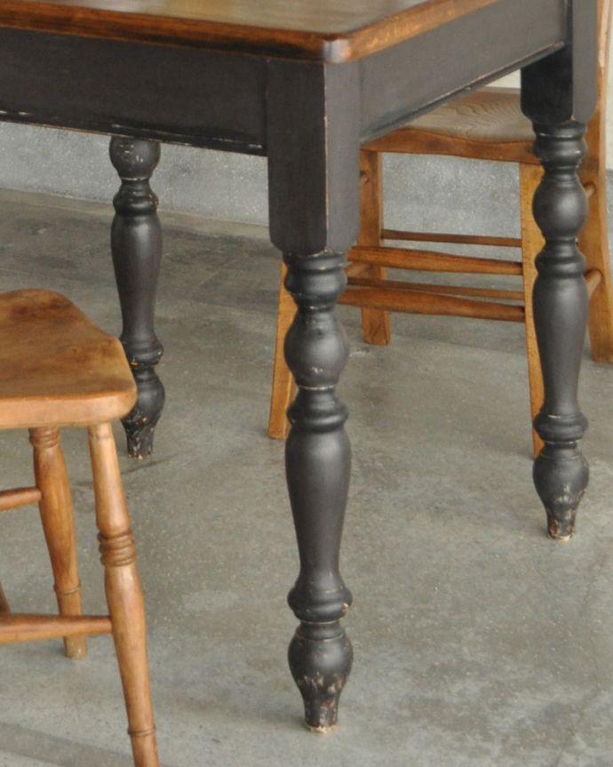 ロイドテーブル　アンティーク家具　可愛らしいパイン材のアンティーク家具、ペイントの２人掛けのダイニングテーブル。玉ねぎ形の脚が可愛いです。(k-1730k-f)