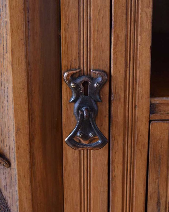 アンティークのキャビネット　アンティーク家具　アンティークの英国家具、彫刻が美しいウォッシュスタンド（ミラー付）。開ける度にワクワク取っ手もアンティークらしい素敵なデザイン。(k-1732-f)