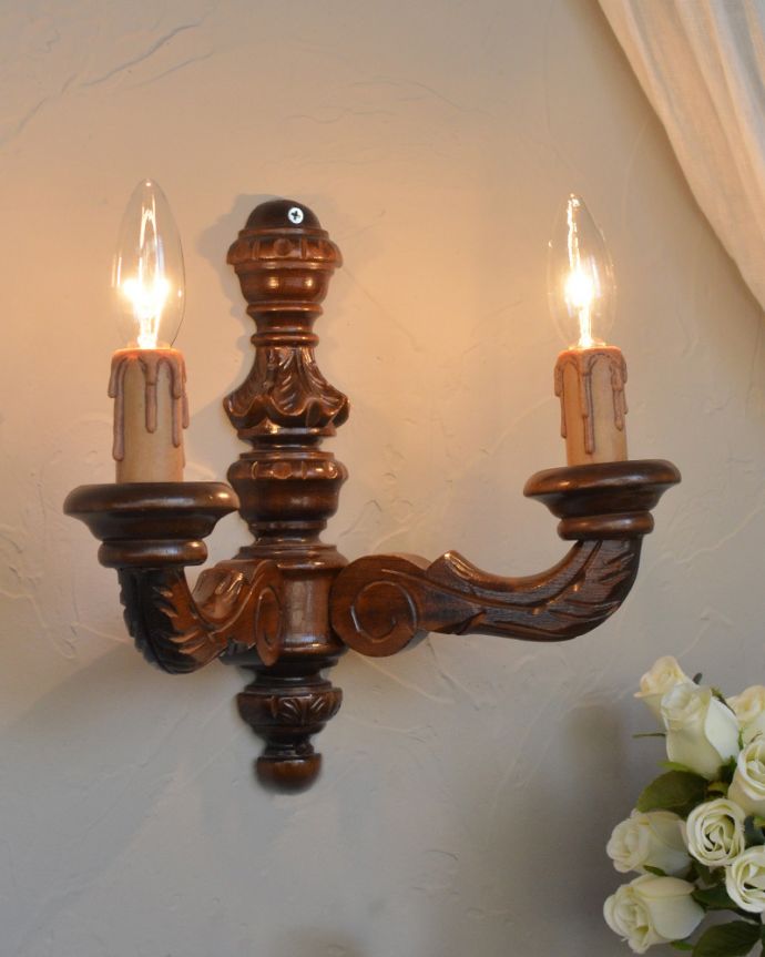 壁付けブラケット　照明・ライティング　英国アンティークうの天然木の壁付け照明、木彫りが美しいウォールブラケット（Ｅ17シャンデリア球付）。あたたかい明かりがお部屋を包みこみます。(k-1732-z)