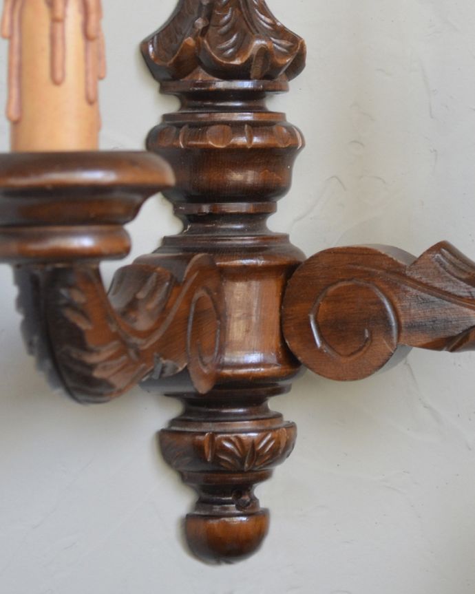 壁付けブラケット　照明・ライティング　英国アンティークうの天然木の壁付け照明、木彫りが美しいウォールブラケット（Ｅ17シャンデリア球付）。真鍮とはまた違う、どっしりとした高級感があります。(k-1732-z)
