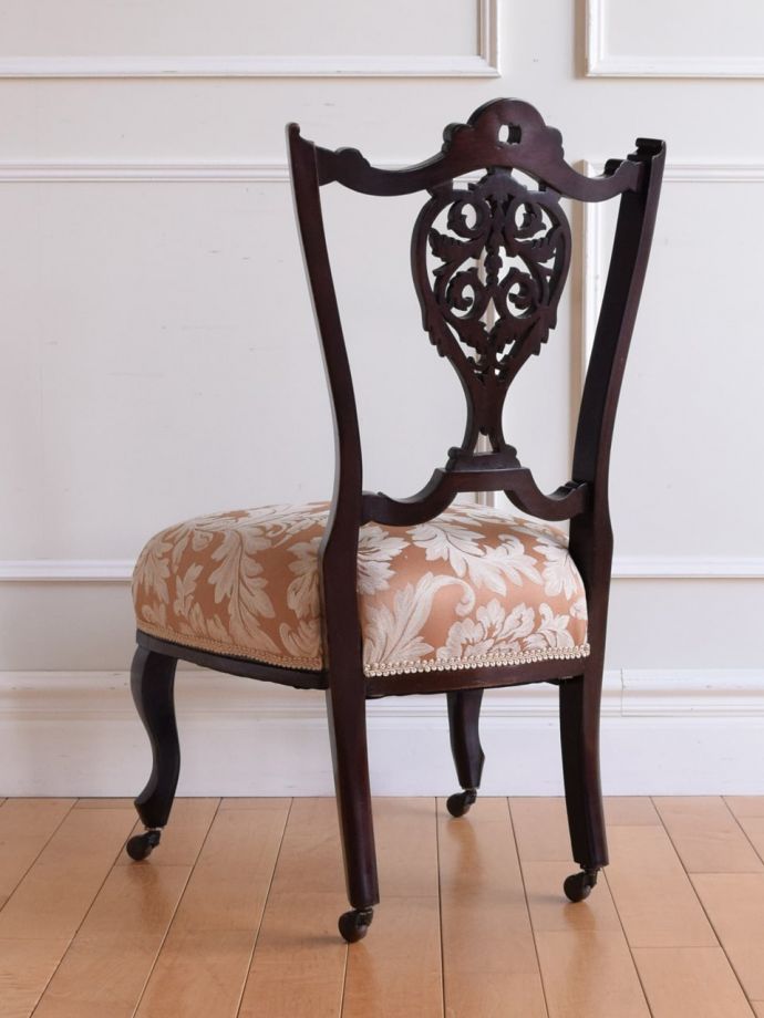 イギリスアンティークの美しい椅子、マホガニー材のナーシングチェア(k
