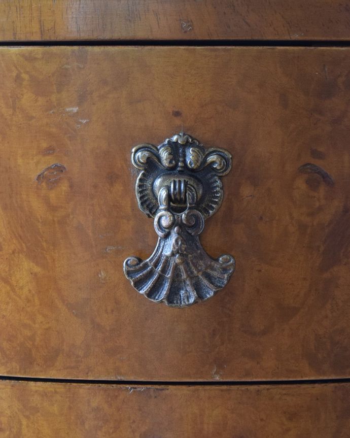 アンティークのデスク・書斎机　アンティーク家具　英国輸入のアンティーク家具、ウォルナット材の美しいライティングデスク。味わい深い取っ手から、時間の流れを感じることができます。(k-1735-f)
