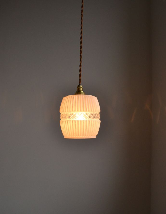 ペンダントライト　照明・ライティング　２パターンのデザインが楽しめるアンティークペンダントライト（コード・シャンデリア電球付き）。あたたかい光がお部屋を包み込みます。(k-1735-z)