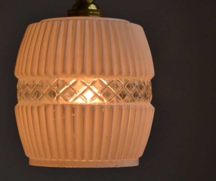 ペンダントライト　照明・ライティング　２パターンのデザインが楽しめるアンティークペンダントライト（コード・シャンデリア電球付き）。灯りをつけると、キラキラと美しく輝きます。(k-1735-z)