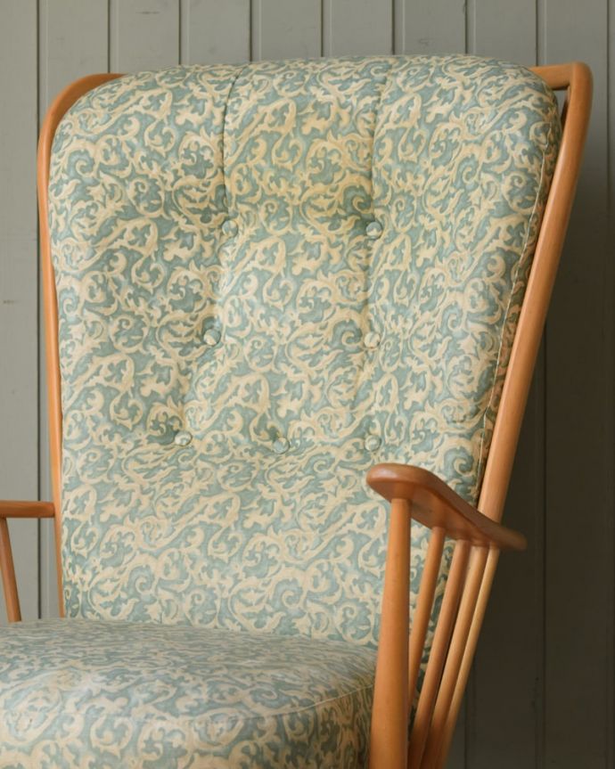 アーム付きチェア　アンティークチェア・椅子　アーコールチェアUP用(ラウンジチェア/クッション付)　大きな背もたれにゆったり･･･しっかりと支えてくれる大きな背もたれが魅力。(k-1738-c)