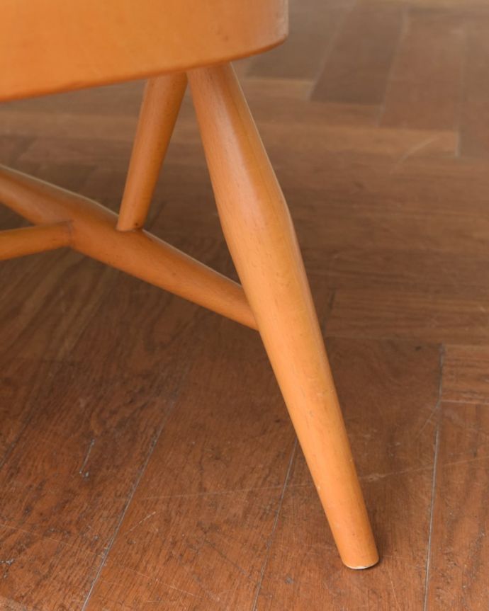 アーム付きチェア　アンティークチェア・椅子　アーコールチェアUP用(ラウンジチェア/クッション付)　持ち上げなくても移動できます！Handleのアンティークは、脚の裏にフェルトキーパーをお付けしていますので、持ち上げなくても床を滑らせて移動させることが出来ます。(k-1738-c)