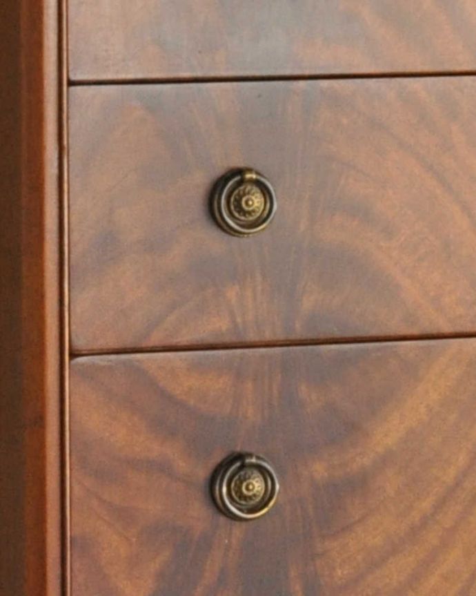 アンティークのチェスト　アンティーク家具　高級感のある英国アンティーク、マホガニー材のチェストオブドロワーズ。丸い形のオシャレな取っ手です。(k-1738-f)