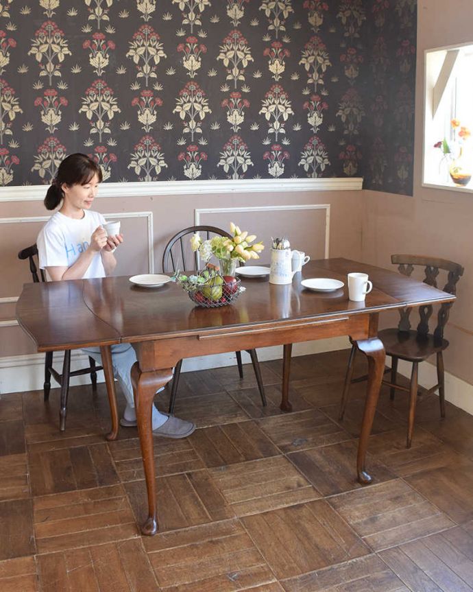 アンティークのテーブル　アンティーク家具　アンティーク英国輸入家具、猫脚のドローリーフテーブル（伸張式テーブル） 。急な来客があっても、このテーブルがあれば安心！４〜６人で使えます。(k-1739-f)
