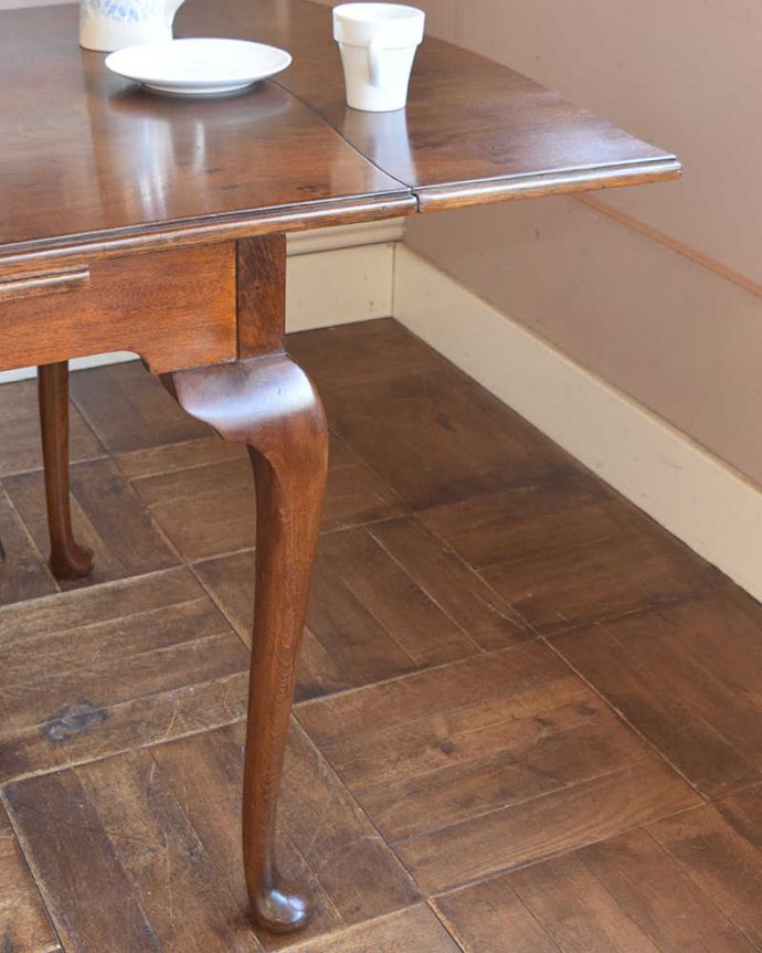 アンティークのテーブル　アンティーク家具　アンティーク英国輸入家具、猫脚のドローリーフテーブル（伸張式テーブル） 。大人っぽいカラーで落ち着きがあります。(k-1739-f)