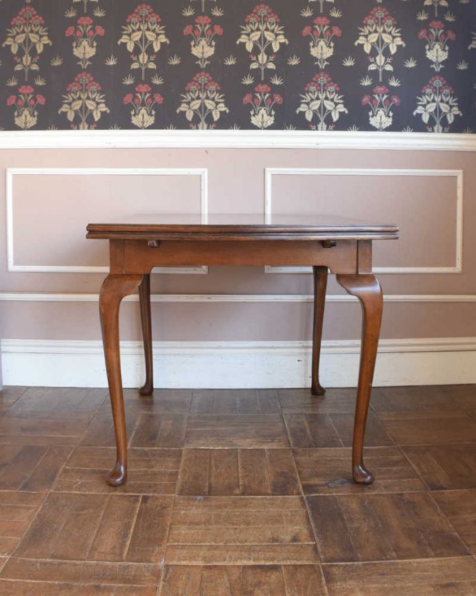 アンティークのテーブル　アンティーク家具　アンティーク英国輸入家具、猫脚のドローリーフテーブル（伸張式テーブル） 。温かみのある落ち着いた色です。(k-1739-f)