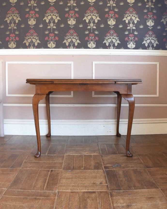 アンティークのテーブル　アンティーク家具　アンティーク英国輸入家具、猫脚のドローリーフテーブル（伸張式テーブル） 。閉じるとコンパクトになるのでアパートや一人住まいの方にもオススメ！。(k-1739-f)