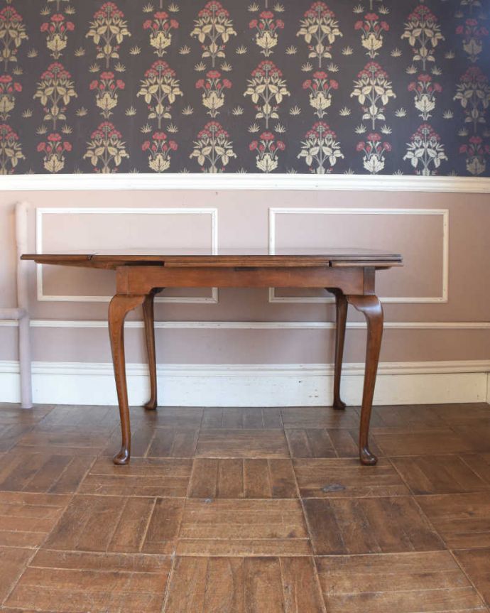 アンティークのテーブル　アンティーク家具　アンティーク英国輸入家具、猫脚のドローリーフテーブル（伸張式テーブル） 。片開きの状態でも使って頂けますよ！３〜４人掛けでゆったりと使えます。(k-1739-f)