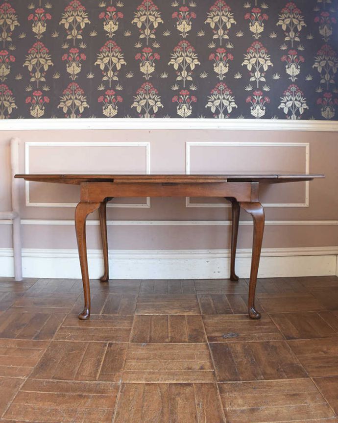 アンティークのテーブル　アンティーク家具　アンティーク英国輸入家具、猫脚のドローリーフテーブル（伸張式テーブル） 。ダイニングテーブルにしたり、家事台にも使えます。(k-1739-f)