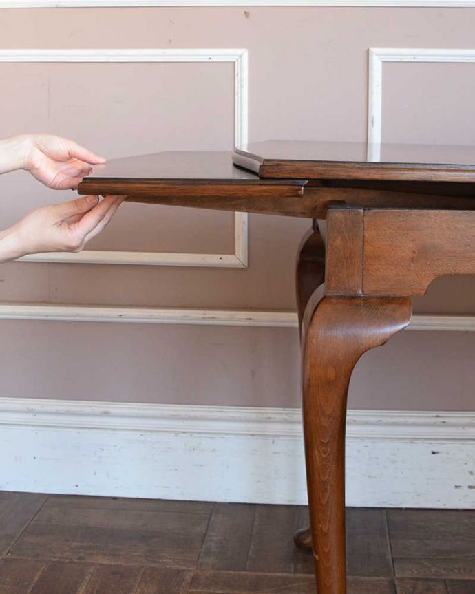 アンティークのテーブル　アンティーク家具　アンティーク英国輸入家具、猫脚のドローリーフテーブル（伸張式テーブル） 。天板は引っ張り出すだけであっという間に大きくなります。(k-1739-f)