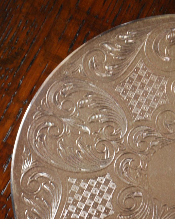 アンティーク シルバー製　アンティーク雑貨　英国の銀雑貨、装飾が美しいアンティークシルバーのトリベット（鍋敷き）。アンティークなので多少のキズ・汚れがある場合があります。(k-1739-z)