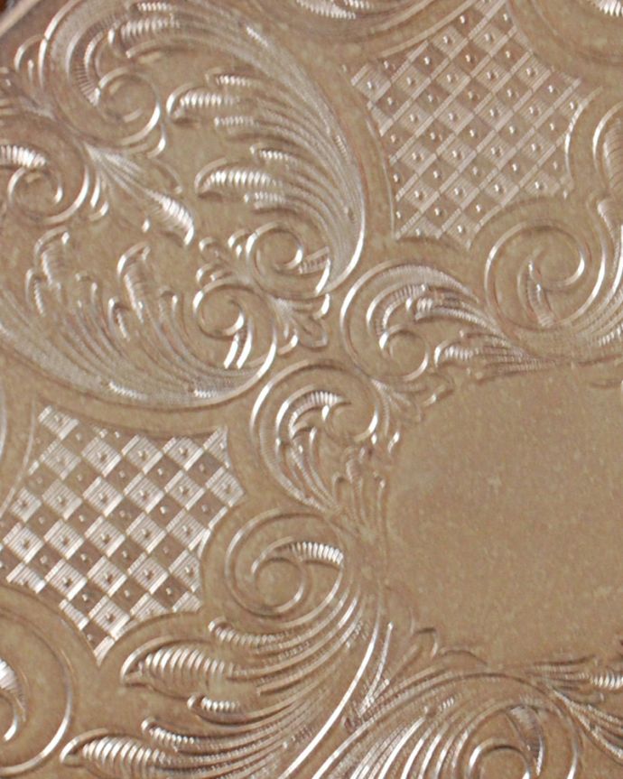 アンティーク シルバー製　アンティーク雑貨　英国の銀雑貨、装飾が美しいアンティークシルバーのトリベット（鍋敷き）。繊細で上品な装飾がデザインされています。(k-1739-z)